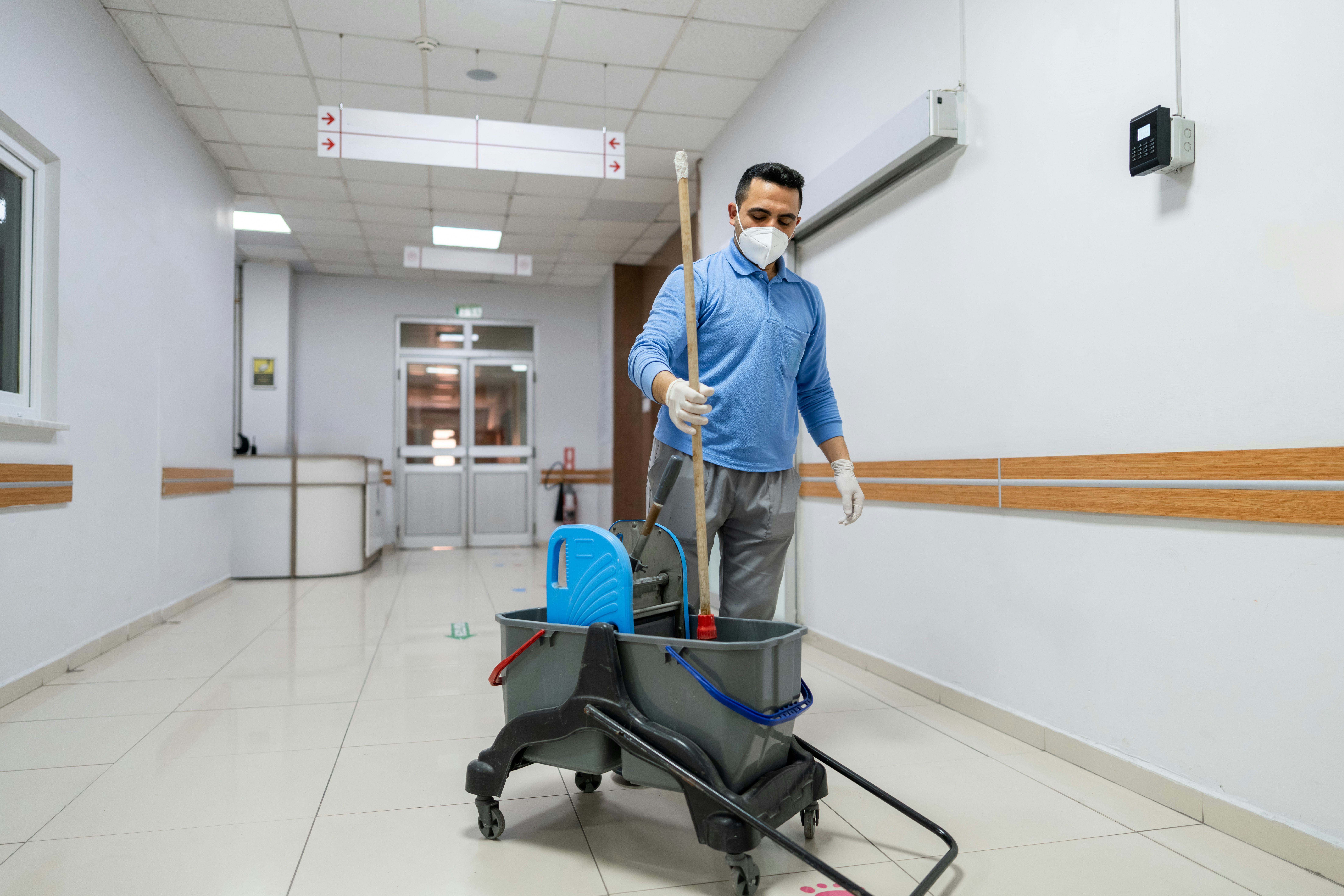 Double mop bucket trolley for commercial cleaning